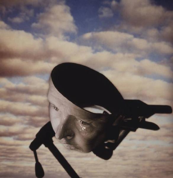 Klaustrofobia. Ritratto maschile - autoritratto dell'artista "Maschera" su fondale "Cielo".  Ombra del cavalletto da ripresa fotografica - piastra di supporto