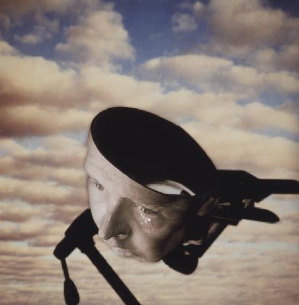 Klaustrofobia. Ritratto maschile - autoritratto dell'artista "Maschera" su fondale "Cielo".  Ombra del cavalletto da ripresa fotografica - piastra di supporto