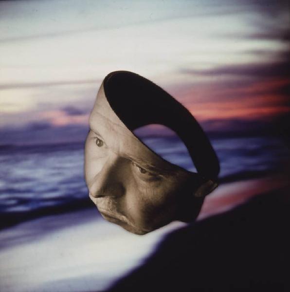 Klaustrofobia. Ritratto maschile - autoritratto dell'artista "Maschera" su fondale "Spiaggia"