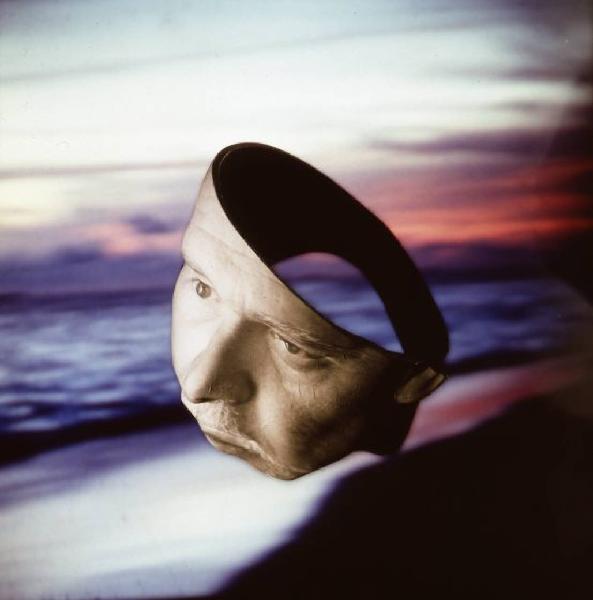 Klaustrofobia. Ritratto maschile - autoritratto dell'artista "Maschera" su fondale "Spiaggia". Luce del tramonto