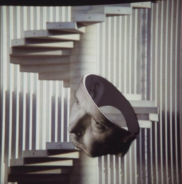 Klaustrofobia. Ritratto maschile - autoritratto dell'artista "Maschera" su fondale geometrico con scala elicoidale