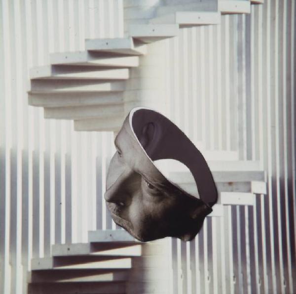 Klaustrofobia. Ritratto maschile - autoritratto dell'artista "Maschera" su fondale geometrico con scala elicoidale
