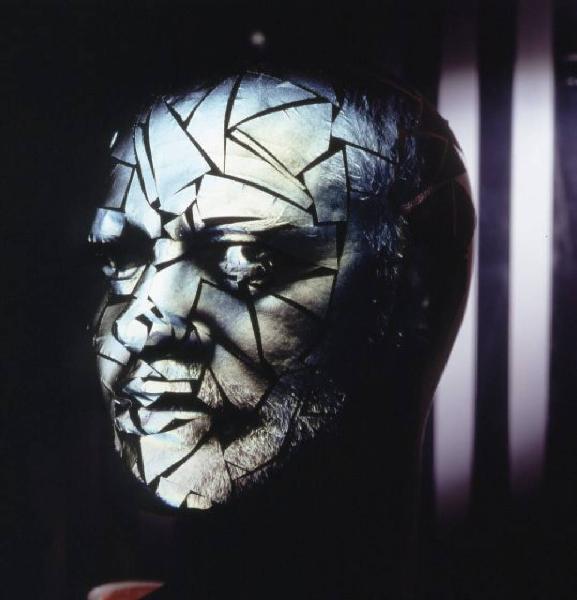 Klaustrofobia. Ritratto maschile - autoritratto dell'artista "Diabolik" su fondale a righe verticali bianche e nere