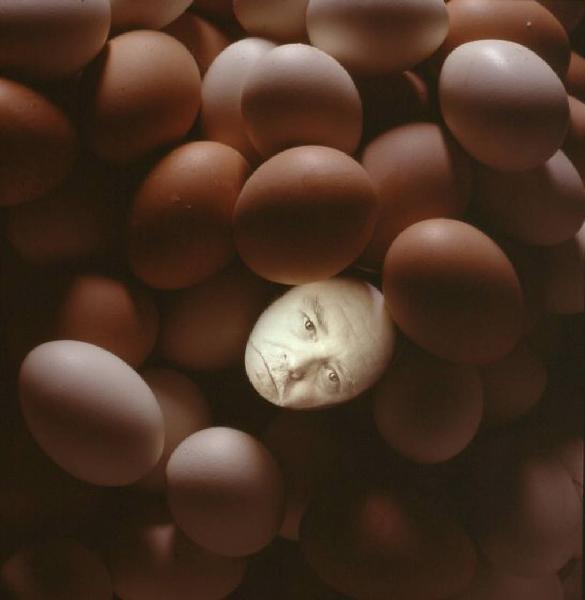 Klaustrofobia. Ritratto maschile - autoritratto dell'artista proiettato su fondale "Uova"