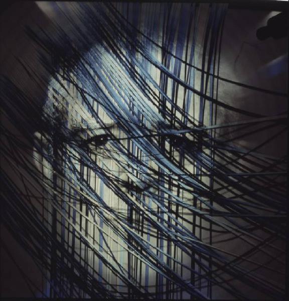Klaustrofobia. Ritratto maschile - autoritratto dell'artista "Zoom" su proiezione "Strisce"