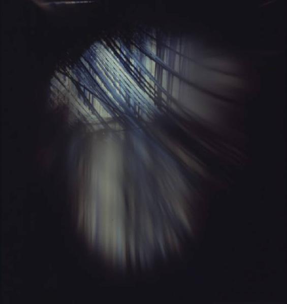 Klaustrofobia. Ritratto maschile - autoritratto dell'artista "Zoom" su proiezione "Strisce"