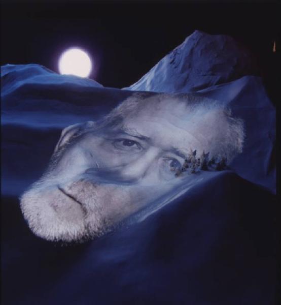 Klaustrofobia. Ritratto maschile - autoritratto dell'artista proiettato su fondale "Neve"