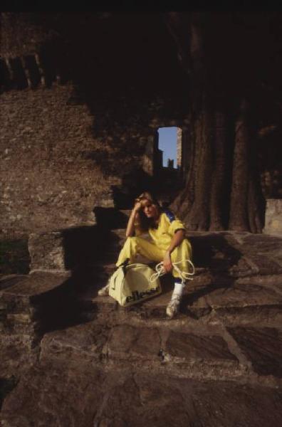 Castelli di Bellinzona. Modella in tuta