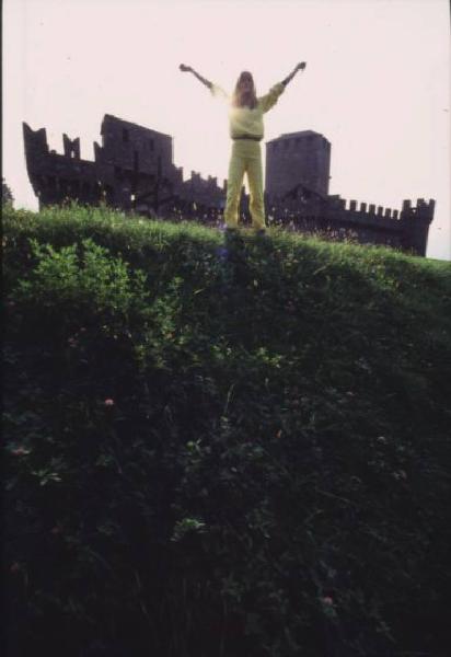 Castelli di Bellinzona. Modella in tuta