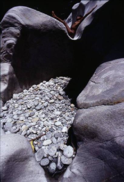 Valle Verzasca. Modella in posa sulla roccia