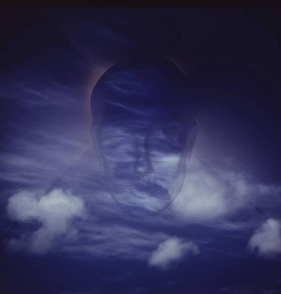 Klaustrofobia. Ritratto maschile - sagoma del volto dell'artista "Maschera tre dimensioni" su fondale "Cielo"