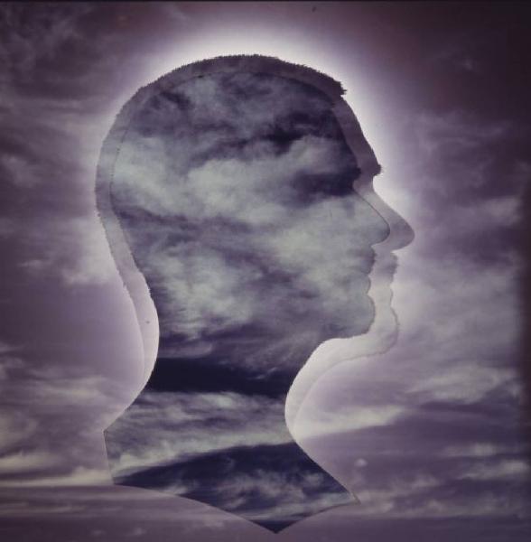 Klaustrofobia. Ritratto maschile - profilo dell'artista "Doppia silhouette" proiettato su fondale "Cielo"