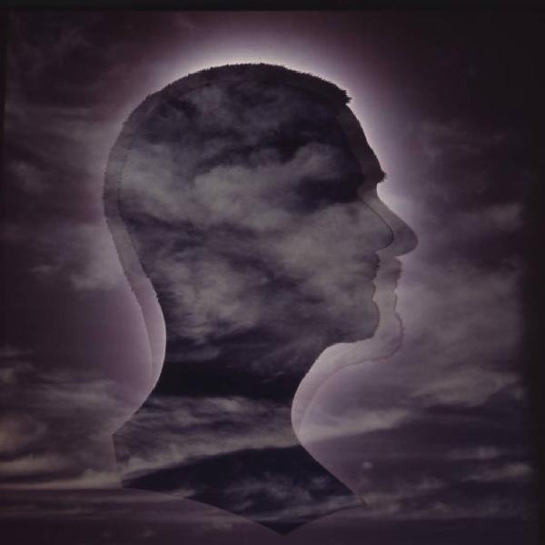 Klaustrofobia. Ritratto maschile - profilo dell'artista "Doppia silhouette" proiettato su fondale "Cielo"