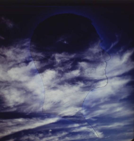 Klaustrofobia. Ritratto maschile - profilo dell'artista "Semplice silhouette" proiettato su fondale "Cielo"