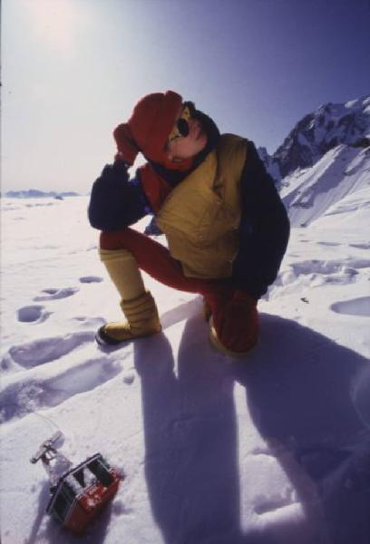 Modella in posa sulla neve