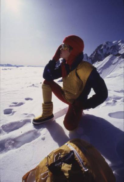 Modella in posa sulla neve