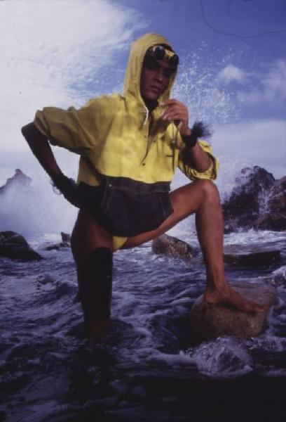 Campagna pubblicitaria Ellesse. Fotomodella- abbiagliamento sportico - mare