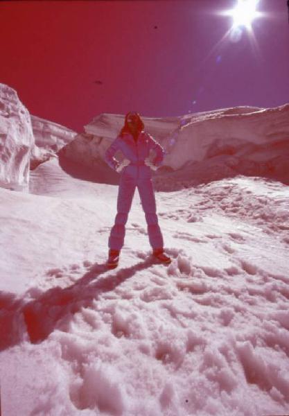 Modella in abbigliamento sportivo su neve