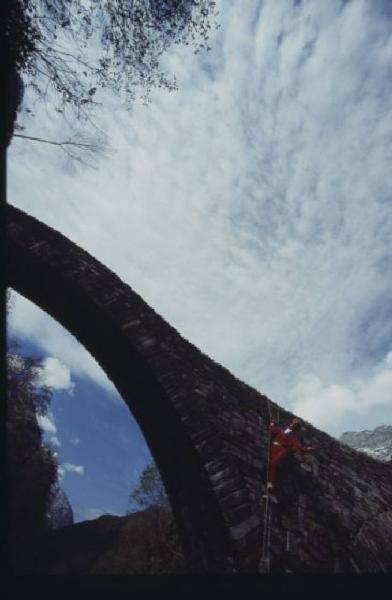 Campagna pubblicitaria Ellesse. Fotomodella  in abbigliamento sportivo - ponte - scala