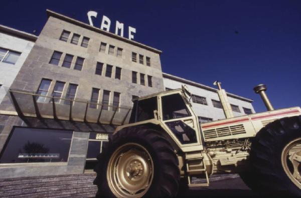 Gruppo SAME, stabilimento di Treviglio. Trattore agricolo davanti all'ingresso dello stabilimento