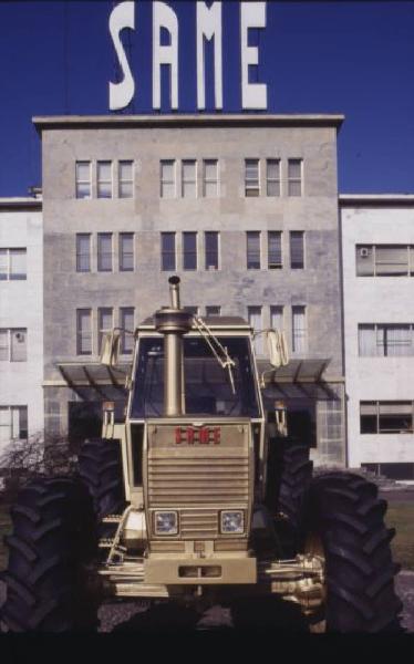 Gruppo SAME, stabilimento di Treviglio. Trattore agricolo davanti alla facciata principale dello stabilimento