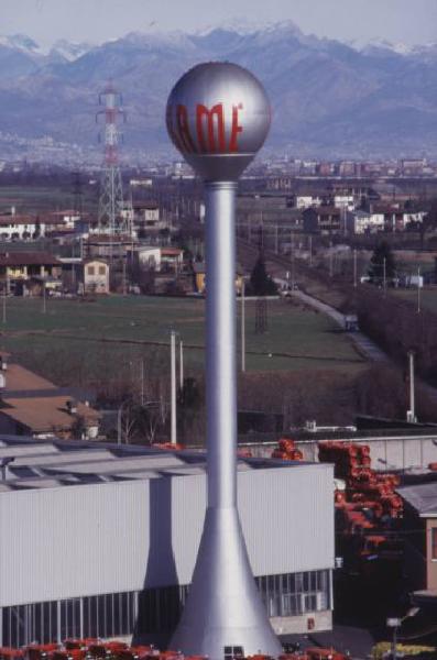 Gruppo SAME, stabilimento di Treviglio. Ripresa dall'alto di parte dello stabilimento con al centro l'insegna sorretta da un'altissima struttura a colonna