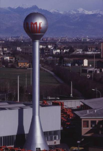 Gruppo SAME, stabilimento di Treviglio. Ripresa dall'alto di parte dello stabilimento con al centro l'insegna aziendale sorretta da un'altissima struttura a colonna