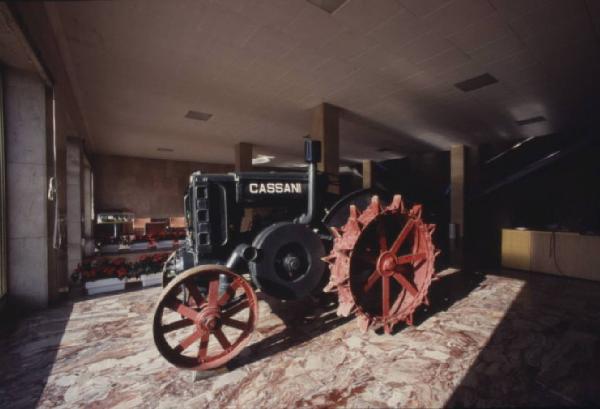 Gruppo SAME, stabilimento di Treviglio. Primo piano di un trattore agricolo esposto nella hall d'ingresso agli uffici aziendali