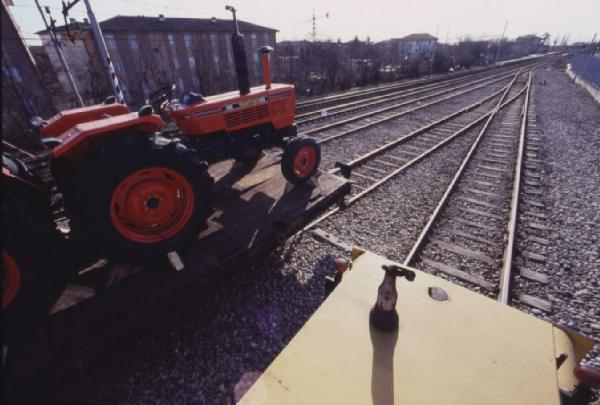 Gruppo SAME, stabilimento di Treviglio. Trattore agricolo predisposto per il trasporto lungo i binari della ferrovia