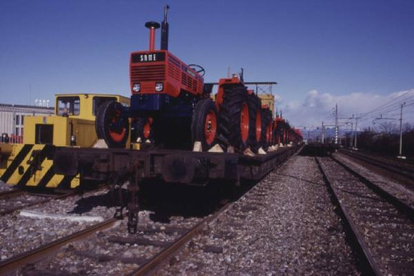 Gruppo SAME, stabilimento di Treviglio. Trattore agricolo predisposto per il trasporto lungo i binari della ferrovia