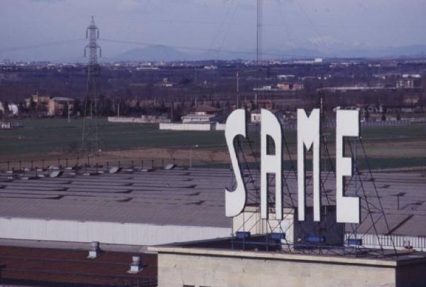 Gruppo SAME, stabilimento di Treviglio. Ripresa dall'alto della copertura dei capannoni dello stabilimento. In primo piano l'insegna aziendale