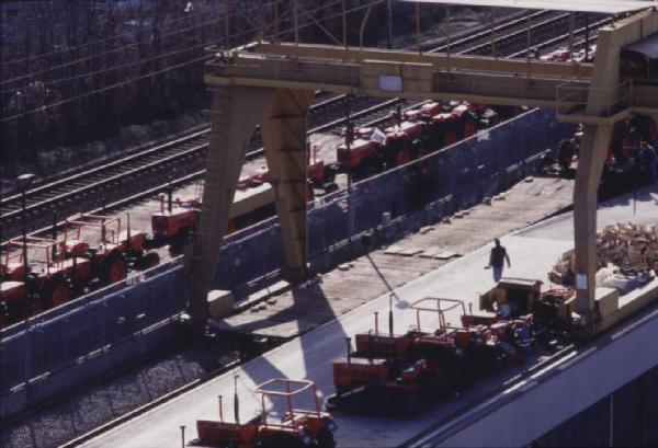 Gruppo SAME, stabilimento di Treviglio. Ripresa dall'alto dei binari della ferrovia adiacenti allo stabilimento