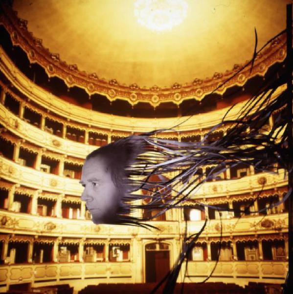 Klaustrofobia. Ritratto maschile - autoritratto dell'artista "Medusa" su fondale "Teatro alla Scala"