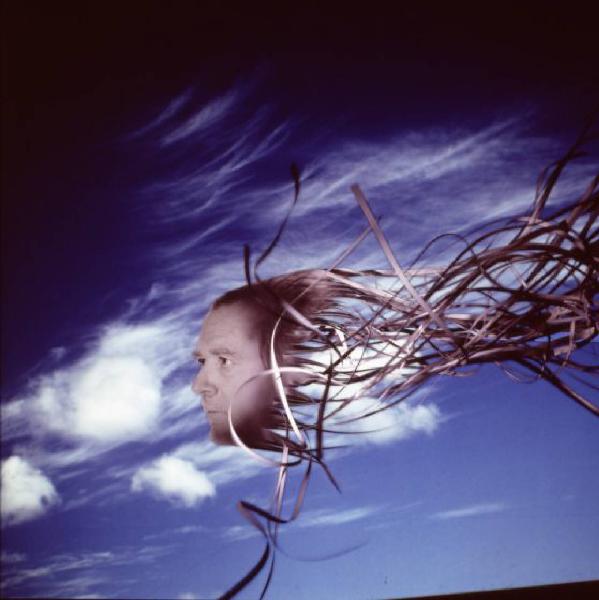 Klaustrofobia. Ritratto dell'artista - autoritratto dell'artista proiettato su fondale "Medusa"e "cielo