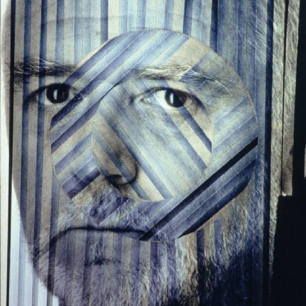 Klaustrofobia. Ritratto maschile - autoritratto dell'artista proiettato su fondale "Mirino messa a fuoco"