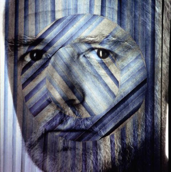 Klaustrofobia. Ritratto maschile - autoritratto dell'artista proiettato su fondale "Mirino messa a fuoco"