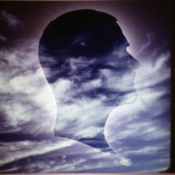 Klaustrofobia. Ritratto maschile - profilo dell'artista "Semplice silhouette" proiettato su fondale "Cielo"