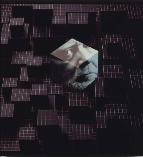 Klaustrofobia. Ritratto maschile - autoritratto dell'artista "Cubo" su fondale a cubi sfalsati
