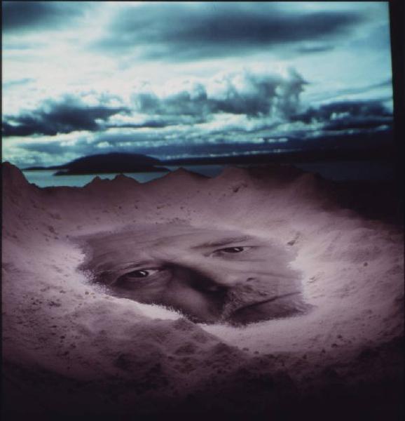 Klaustrofobia. Ritratto maschile - autoritratto dell'artista proiettato su una spiaggia. Luce del mattino