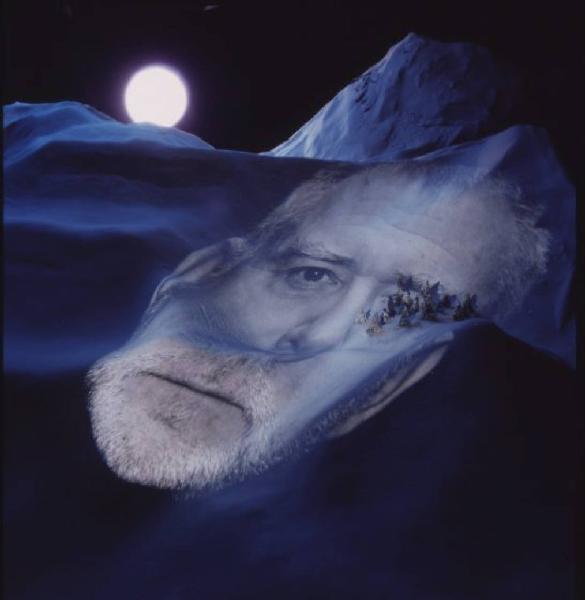 Klaustrofobia. Ritratto dell'artista - autoritratto dell'artista proiettato su fondale "Neve"