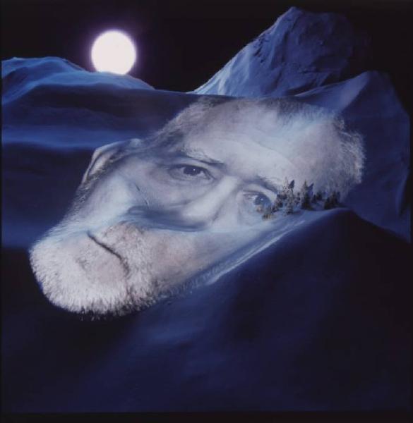 Klaustrofobia. Ritratto dell'artista - autoritratto dell'artista proiettato su fondale "Neve"