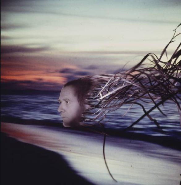 Klaustrofobia. Ritratto maschile - autoritratto dell'artista "Medusa" proiettato sul fondale "Spiaggia". Luce del tramonto