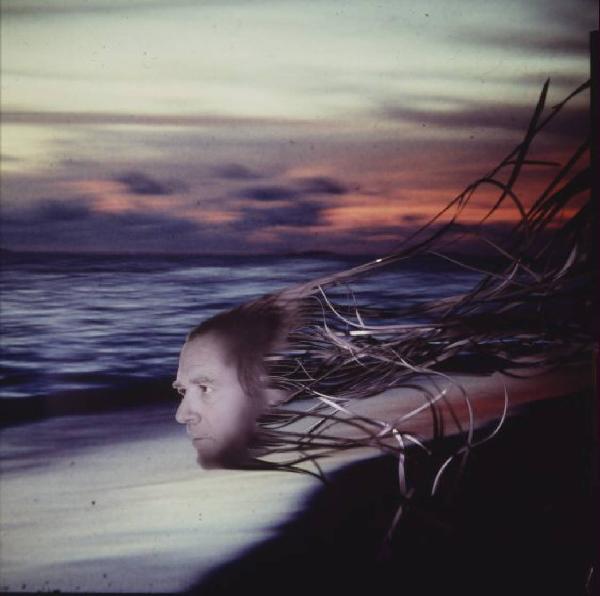 Klaustrofobia. Ritratto maschile - autoritratto dell'artista "Medusa" proiettato sul fondale "Spiaggia". Luce del tramonto