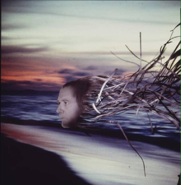 Klaustrofobia. Ritratto maschile - autoritratto dell'artista "Medusa" su fondale "Spiaggia". Luce del tramonto