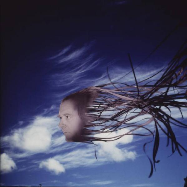 Klaustrofobia. Ritratto maschile - autoritratto dell'artista "Medusa" proiettato sul fondale "Cielo"