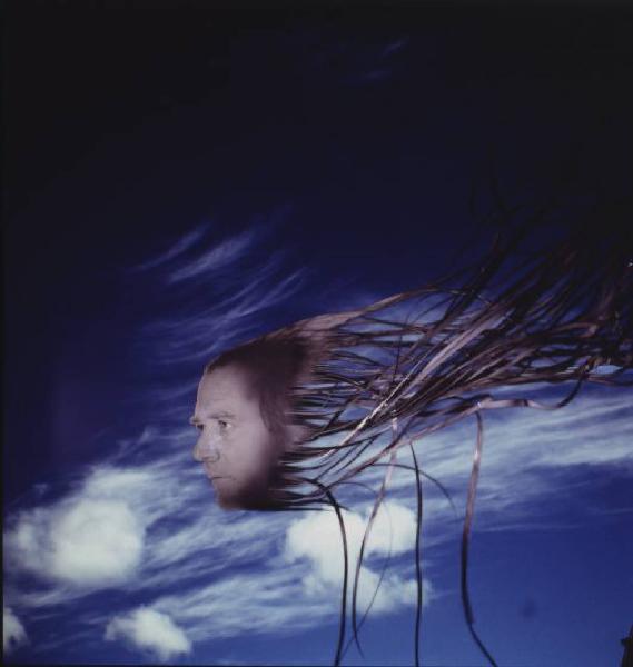 Klaustrofobia. Ritratto maschile - autoritratto dell'artista "Medusa" su fondale "Cielo"