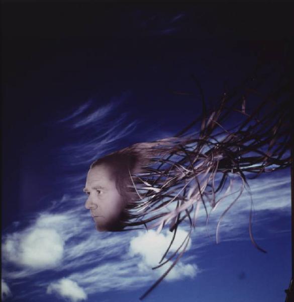 Klaustrofobia. Ritratto maschile - autoritratto dell'artista "Medusa" su fondale "Cielo"