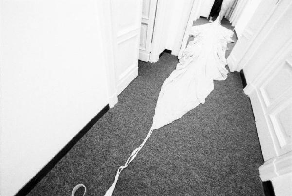 Figura umana avvolta in un lenzuolo in fondo al corridoio di un'abitazione
