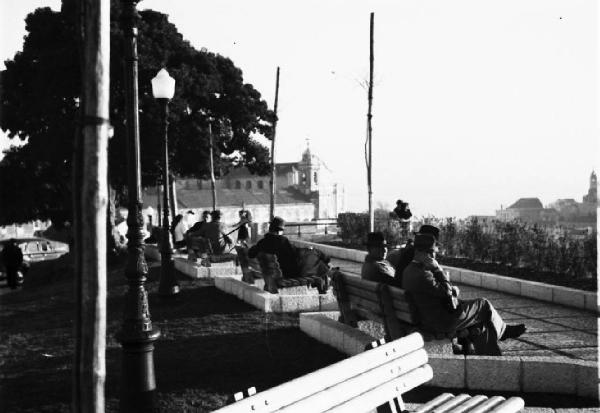 Lisbona. Terrazza panoramica con panchine