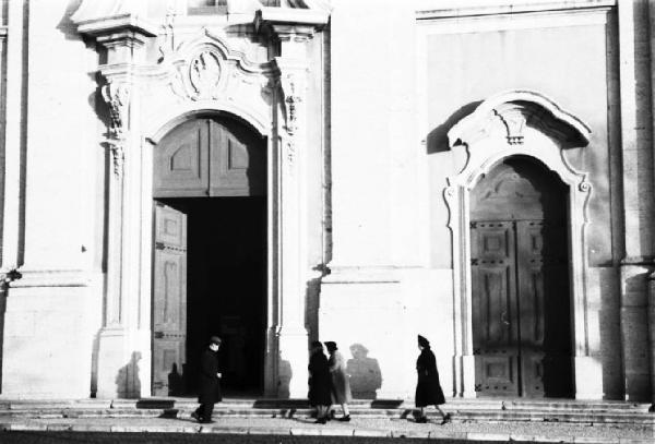 Lisbona. Facciata di una chiesa - portali barocchi